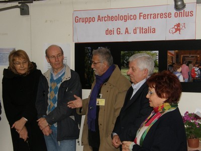 Foto- Inaugurazione della mostra/laboratorio " Mettiamo insieme i cocci" 4 aprile 2012