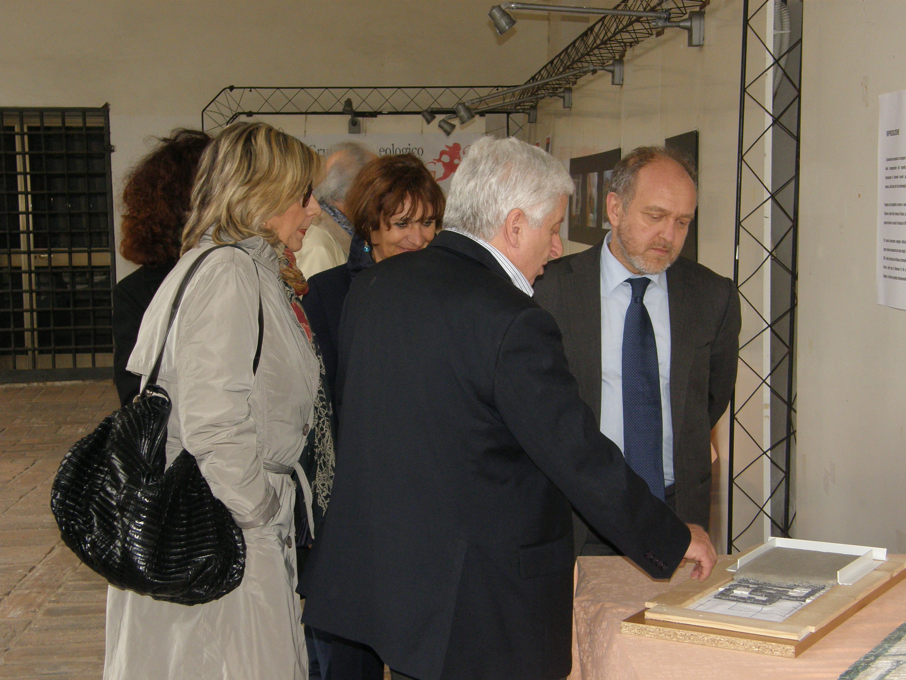 Foto- Inaugurazione della mostra/laboratorio " Mettiamo insieme i cocci" 4 aprile 2012
