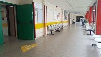 esempio di segnaletica presso un corridoio dell'ospedale di Argenta