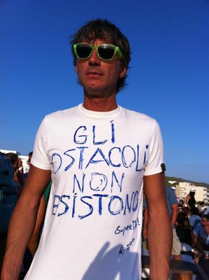 Paolo Atti con la maglietta benefica.jpeg