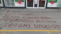 Atto intimidatorio contro il Centro Vaccinazioni della Fiera di Ferrara: imbrattati marciapiedi e strada d'accesso con scritte d'insulti a operatori e autorità.