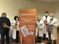 Befana in ospedale e al centro vaccinale di Cento: Pro Loco dona le calze ai bambini vaccinati