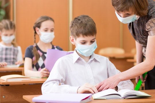 Covid a scuola, in vigore le nuove regole ministeriali sull’attività di sorveglianza: doppi tamponi di controllo e, per i vaccinati, quarantena e didattica a distanza ridotte