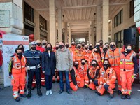 Il 118 scende in piazza: grande affluenza in Galleria Matteotti per salvare una vita mettendo le mani sul cuore