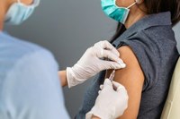 Vaccinazioni anti-Covid, terza dose: indicazioni alle Ausl anche per il personale sanitario e tutti gli over 60